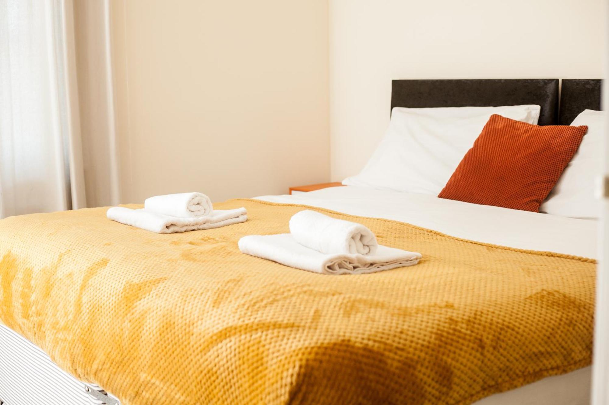 Avril Warwickshire Home Stay Nuneaton Buitenkant foto